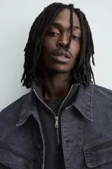 Cazadora cropped fit de pana de algodón color azul marino, con cuello solapa, manga larga con puño de botón, bolsillos de solapa en el pecho y bolsillos de vivo en la cadera. Cierre frontal de botonadura.