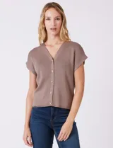 Cardigan tejido en hilado fino color marrón, con escote en V, mangas cortas y abertura central con botones metálicos dorados.