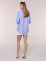 Blusa de silueta relajada con textura tramada, color azul con rayas verticales en tonos rosados, celestes y amarillos. Cuenta con cuello mao abierto en V y mangas tres cuartos amplias con pequeña abertura lateral en el puño.