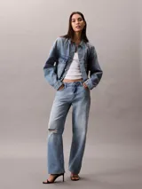 Campera de denim Calvin Klein en tono azul lavado, con corte relajado, cierre frontal con botones metálicos y doble bolsillo frontal con solapa.