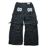 Pantalón de jean estilo baggy fit, color negro, con diseño de costuras visibles y cierres laterales que permiten convertirlo en bermuda. Presenta estampado serigráfico en los laterales.