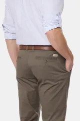 Pantalón de vestir azul marino, de corte recto, con bolsillos laterales y traseros. Se ajusta a la cintura con cinturón de cuero marrón.
