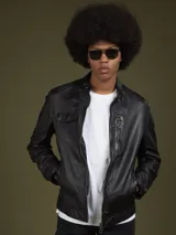 Chaqueta de cuero negro con cierre frontal y bolsillos con cierre y solapa.