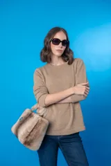 Sweater celeste de tejido de punto liso, con cuello redondo y mangas largas.