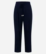 Pantalón de vestir color beige, de corte recto, con cintura elástica ajustable con lazo y bolsillos laterales.