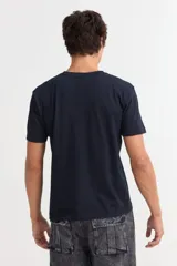 Remera de manga corta con cuello redondo, confeccionada en algodón suave de corte clásico.