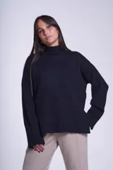 Sweater color crema de media polera, corte holgado y mangas largas. Tejido de punto con detalles acanalados en cuello, puños y ruedo.