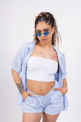 Short celeste a rayas verticales blancas, de lino con lycra y cintura elastizada.