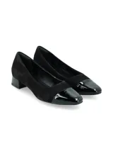 Zapato de tacón bajo negro, confeccionado en cuero nobuk con puntera y taco forrado en cuero charol. Presenta un diseño clásico de corte en V con taco cuadrado.