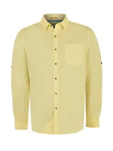 Camisa de manga larga de algodón orgánico color amarillo, con cuello abotonado, cierre frontal de botones, bolsillo en el pecho con logo bordado y mangas ajustables.