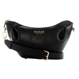 Bolso tipo riñonera o bandolera pequeña de Guess, color negro, con textura de cuero granulado y herrajes metálicos dorados. Presenta un diseño curvado y fruncido en los extremos, con el logo de la marca en dorado en el centro. Incluye una correa ajustable y desmontable con hebilla.