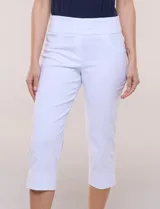 Pantalón capri sastrero de tiro alto y color verde militar, con pretina ancha, bolsillos frontales simulados y traseros funcionales, y corte entallado.