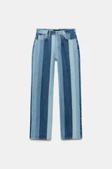 Jeans de tiro medio y pernera recta con diseño de rayas verticales en diferentes tonos de denim. Cuenta con cinco bolsillos y cierre frontal con cremallera y botón.