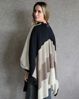 Ruana de lana con diseño a rayas horizontales en tonos beige y marrón.