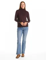 Polera de cuello alto confeccionada en tejido de punto fino, con mangas largas y detalle de tajo en los puños.