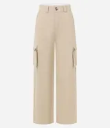 Pantalón de sarga color beige, de corte wide leg, con bolsillos cargo laterales y cintura alta.