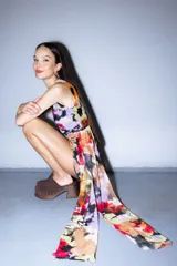 Vestido corto con estampado abstracto en tonos lavanda, naranja, rojo, amarillo y negro. Tiene corte al cuerpo, cuello redondo y drapeado en la cintura.