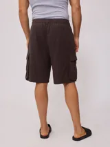 Short color beige con bolsillos cargo laterales, cintura elástica con cordón ajustable.