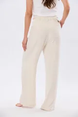 Pantalón de lino y viscosa color beige, de pierna amplia, corte recto y media cintura elastizada con presillas.