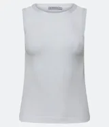 Top sin mangas color rosa claro, de corte ajustado, con cuello redondo y ribete de satén en el cuello y las sisas.