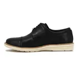 Zapato mocasín acordonado de cuero sintético negro, con suela clara.
