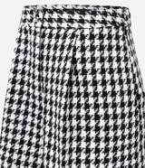Short de tiro alto con estampa pied-de-poule, confeccionado en poliéster con textura. Presenta un corte recto y diseño corto.