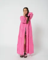 Camisola larga color verde esmeralda con botones de madera, corte holgado, cuello mao y mangas largas acampanadas con volados.