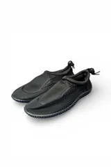 Zapatos acuáticos negros para adultos, de diseño flexible, con suela antideslizante con pequeños taches y cordón elástico ajustable en el talón.