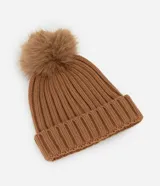 Gorro de punto texturizado color beige con vuelta y pompón de pelo sintético en la parte superior.