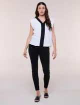Blusa blanca de corte recto y calce relajado, con escote en V y franja vertical central negra a contraste. Cuenta con mangas cortas tipo cap sleeve.