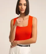 Blusa cropped de punto color rojo, con escote cuadrado y tirantes anchos.