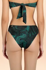 Bombacha de bikini con estampado orgánico de líneas curvas en tonos marrón y turquesa. Presenta un detalle de argolla metálica dorada en el lateral izquierdo con frunces.