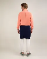 Pantalón de 5 bolsillos para hombre, confeccionado en sarga de algodón gris, de corte recto y tiro medio.