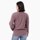 Buzo polar de microfleece color malva, con cuello alto, apertura frontal media con botones a presión y tapeta de nylon. Presenta bolsillos laterales reforzados en nylon y puños con sujeción elástica.