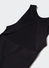 Top de punto fino con cuello redondo y diseño entallado. Presenta tirantes anchos y espalda abierta.