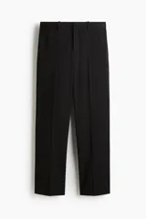 Pantalón sastrero de corte regular fit en color negro, con cierre frontal, presillas para cinturón y pliegues marcados en las piernas.