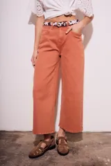 Pantalón jean color ladrillo, de corte ancho y tiro medio.