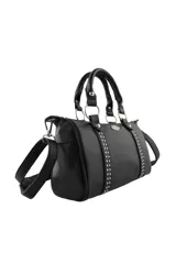 Cartera de mano color bordó con doble asa corta, correa larga ajustable y extraíble, y detalle de tachas metálicas verticales en el frente. Incluye un aplique metálico decorativo en forma de labios con strass en la parte superior central.