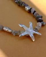 Collar de alpaca con cuentas de labradorita, jaspe rojo y cuarzo lima. Incluye una estrella de mar realizada a mano y una perla de río natural.