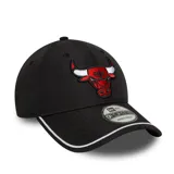 Gorra negra de visera curva con logo de los Chicago Bulls bordado en el frente y logo de New Era bordado en el lateral.
