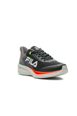 Championes deportivos Fila Extra, color negro con detalles en naranja flúor y blanco. Presentan capellada de malla transpirable, suela amortiguada y logo grande de la marca en el lateral.