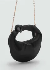 Bolso de mano tipo hobo con diseño de media luna y nudo decorativo en el asa. Confeccionado en tejido satinado, cuenta con cierre de cremallera, forro interior y bolsillo interno.