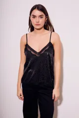 Top negro con estampado animal print, breteles finos y detalles de encaje en escote y ruedo.