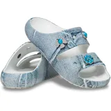 Sandalias tipo ojotas de dos tiras con estampado efecto denim, diseño con doble correa superior y apliques Jibbitz metálicos decorativos con detalles turquesas.