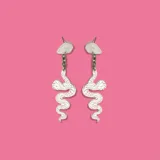 Par de aros colgantes plateados con forma de serpiente.