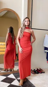 Vestido negro de microtul elastizado, corte mini con escote recto, frunces y forro corto.