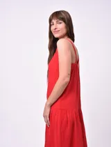 Vestido largo rojo de tirantes, con escote redondo y falda amplia con volados fruncidos en capas.