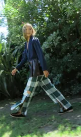 Pantalón a cuadros con corte levemente oxford, cierre y elástico en la cintura.