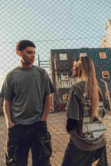 Remerón verde con estampa en la espalda con la frase "From Order To Disorder".