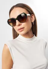 Lentes de sol Eco Shades modelo Lucia, con montura angular color azul y lentes grises. Fabricados con materiales reciclados.